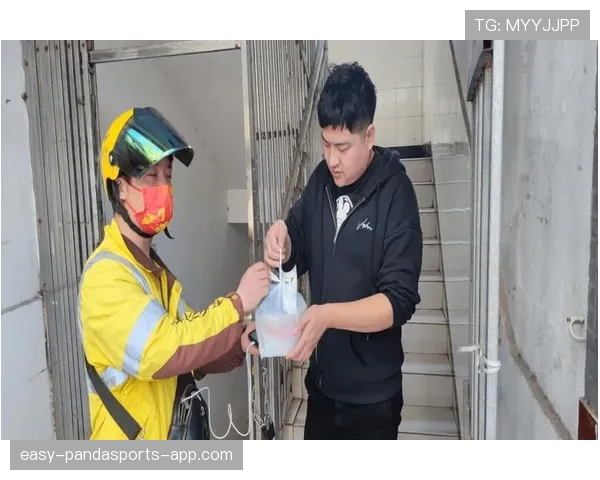 冯彦哲赛场像台精密机器，出了馆拎着外卖袋回宿舍，这反差太接地气了