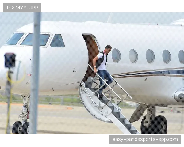 C罗今天又是私人飞机出门，隔壁邻居听到引擎声直接傻眼了