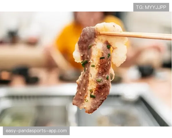 亚历克斯·摩根抱娃啃披萨，镜头一转背景就是她的超大衣帽间，我笑裂了